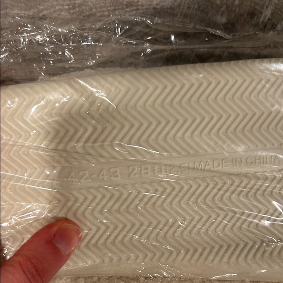 Cozy White Slippers with Red Bow - Picture 2 of 4